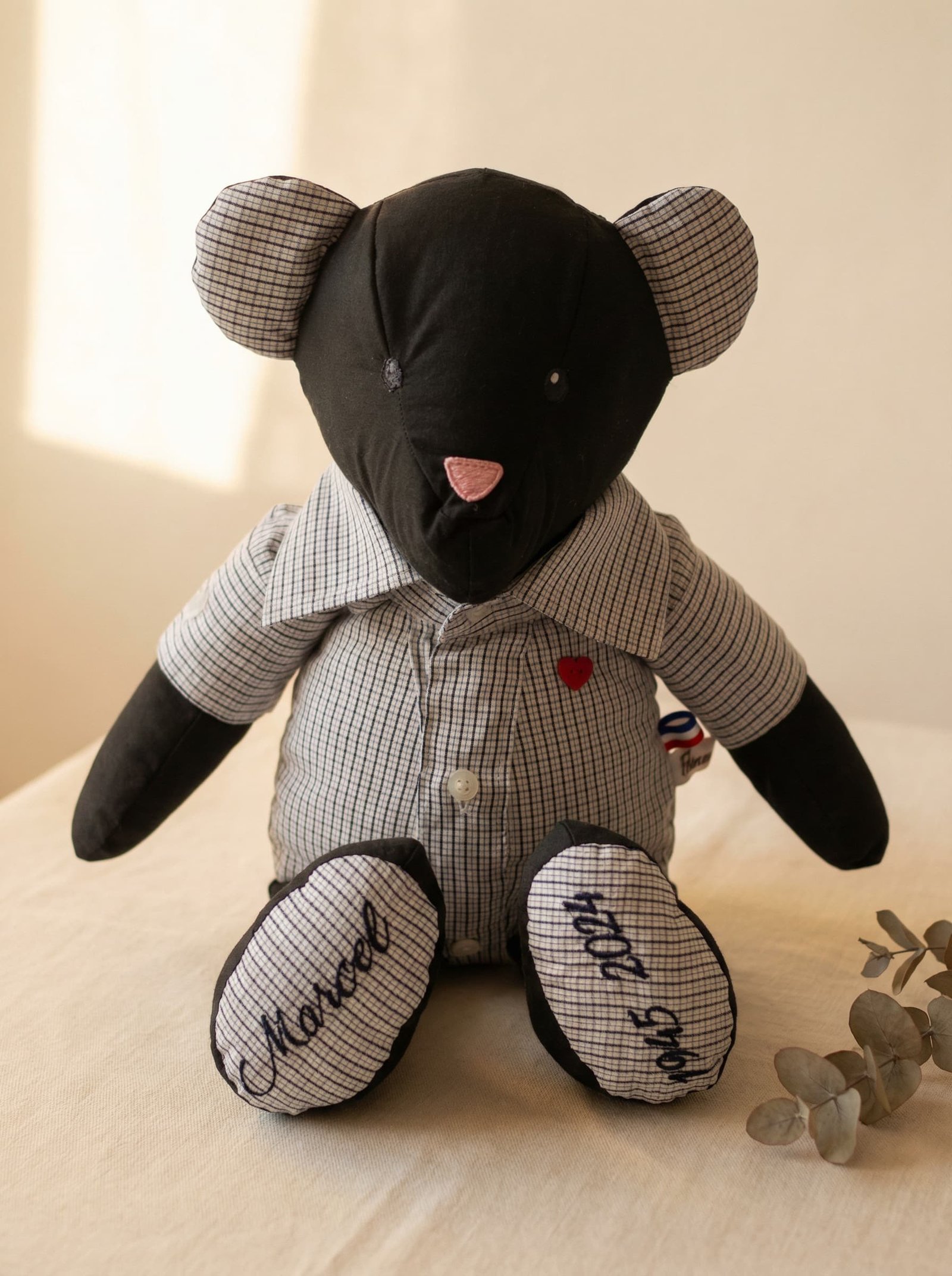 Ours fini pose sur un textile